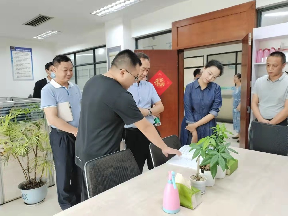 四川省就业局副局长龙树贵光临见田科技视察领导